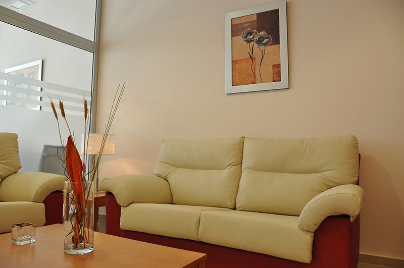 Velatorio La Soledad sala con sofá
